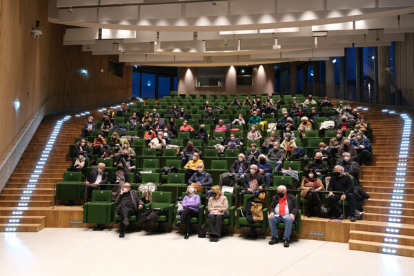 Das Auditorium der SAB – ein Ort zum Wohlfühlen. Der Blick des Besuchers geht durch großzügige Glasscheiben in den Säulengarten. (Foto: Mahmoud Dabdoub)