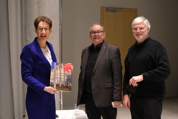 Dr. Katrin Leonhardt (Vorstandsvorsitzende der SAB), Bernd Sikora (Architekt, Grafiker, Autor) und Thomas Liebscher (Passage-Verlag) (Foto: Mahmoud Dabdoub)