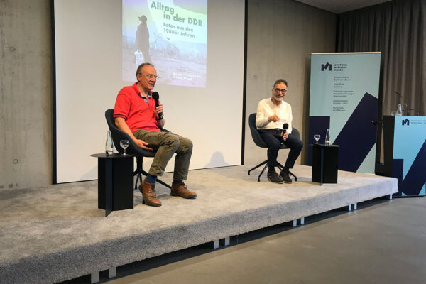 Alltag in der DDR – Buchvorstellung – Thomas Brussig und Mahmoud Dabdoub stellen das Buch vor (Foto: Passage-Verlag)