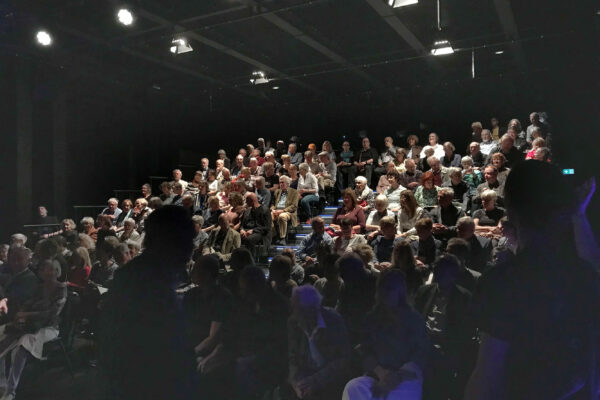 Friedhelm Eberle – Dem schönen Ziele zu – Publikum der Buchvorstellung in der Diskothek im Schauspielhaus Leipzig