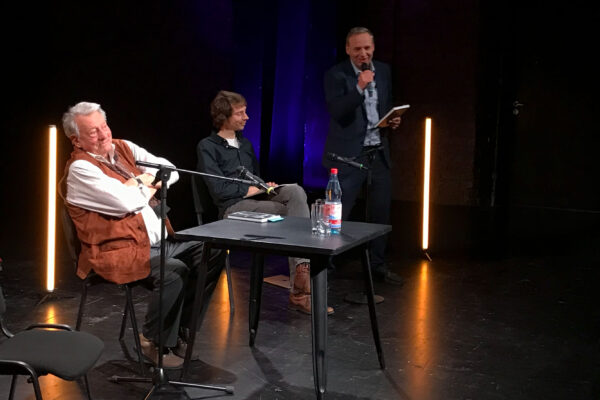 Enrico Lübbe (Schauspiel Leipzig) begrüßt die Gäste zur Buchvorstellung von Friedhelm Eberle