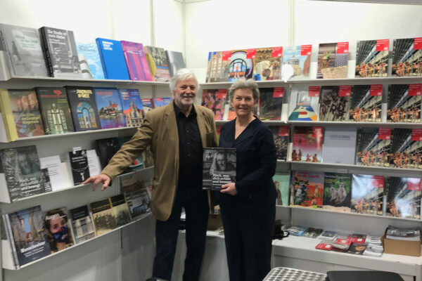 Leipziger Buchmesse – die Autorin Claudia Haas-Steigerwald vor ihrer Lesung am Stand