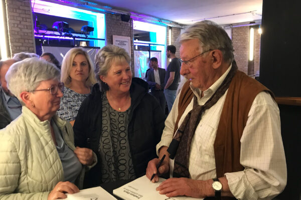 Nach der Buchvorstellung signierte Friedhelm Eberle die neuerworbenen Bücher.