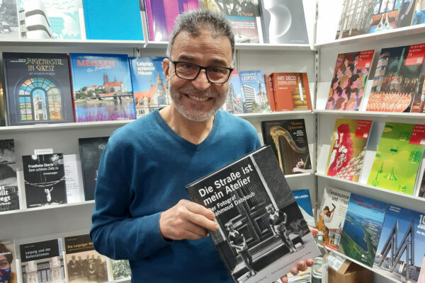Leipziger Buchmesse – der Fotograf Mahmoud Dabdoub am Stand