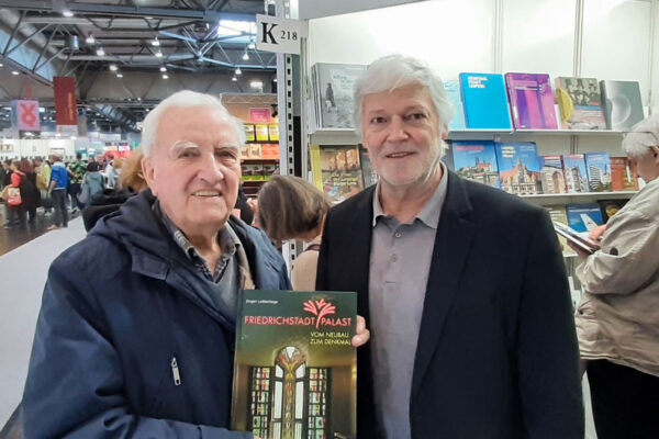 Leipziger Buchmesse – der Autor Jürgen Ledderboge am Stand