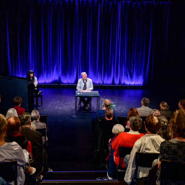 Friedhelm Eberle zum 90. Geburtstag – Lesung im Schauspiel Leipzig (Diskothek), Begleitung am Klavier von Ketevan Warmuth, Foto: Andreas H Birkigt