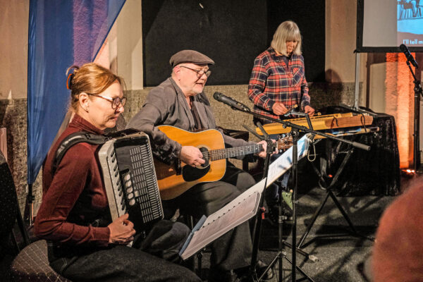 Leipziger Blätter 87 – Leipziger Stadtbad – Musik von den Folkländern Heidi Eichenberg, Jürgen B. Wolff und Gabi Lattke (Foto: Silvia Hauptmann)